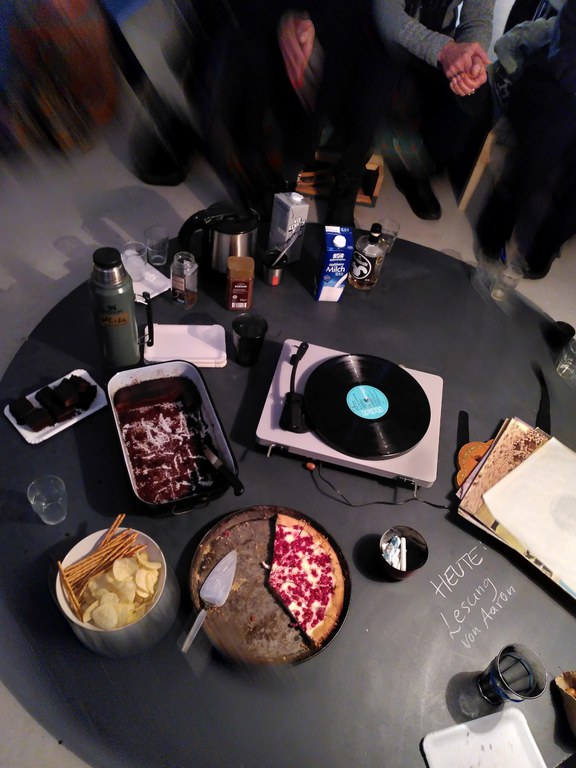 Aaron Schnoor reading at the Niemandsland finissage